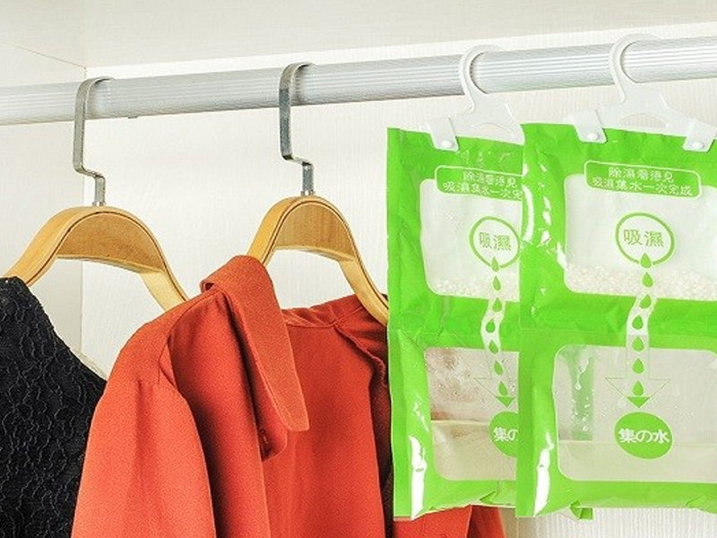 Sử dụng gói hút ẩm trong tủ quần áo
